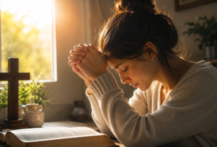 O que é a Oração Forte e Poderosa para Tirar o Medo do Coração? Descubra Como Encontrar Paz em Deus